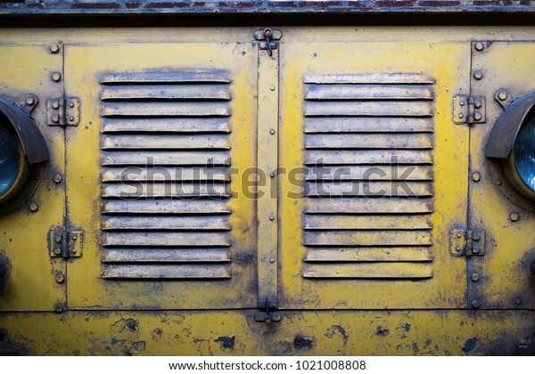 metal doors / front grill of an old locomotive -\
historic railroad