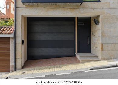 Imagenes Fotos De Stock Y Vectores Sobre Metal Garage Door