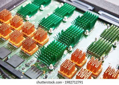 Metal heatsinks on microcircuit chips
