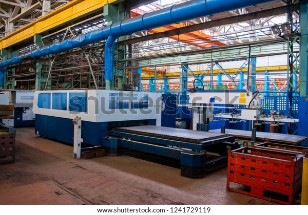 Metal lathe. The production process in an
industrial factory for the production of automotive parts, sparks
tety. Blacksmithing
plant.