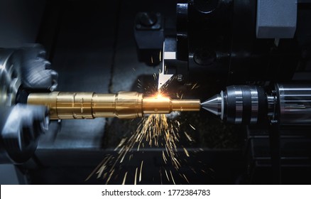 Metallmaschinenindustrie. CNC-Drehmaschine Hochgeschwindigkeits-Schneiden in Betrieb.Fliegende Funken der Metallbearbeitung