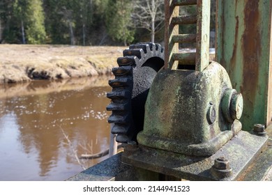 A metal mechanism for raising the gate valves on the dam.
