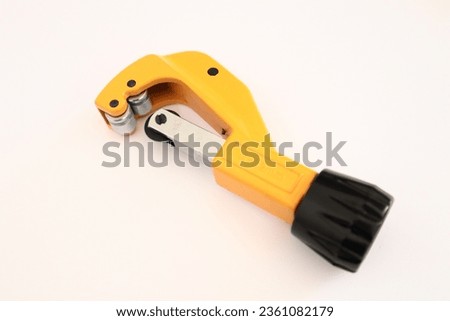 Metal pipe cutter with circular blade