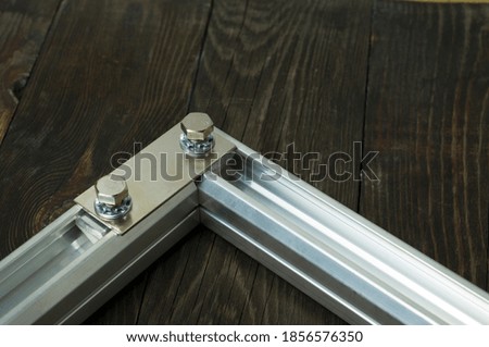 Metal profiles and connecting elements for the assembly of industrial shelving.