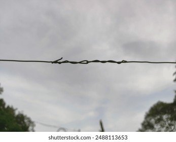 Metal string with an irregular knot to extend the length.
