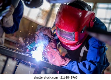 Metal welding steel works with electric arc welding machine_L'acier de soudage des métaux fonctionne avec une machine de soudage à l'arc électrique