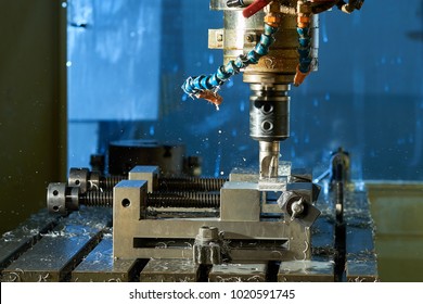 CNC-Fräsmaschine für Metallbearbeitung. Schneiden der modernen Metallverarbeitungstechnologie.Mahlen der Metallbearbeitung. Industrielle hochpräzise CNC-Metallbearbeitung durch vertikale Mühle.  
