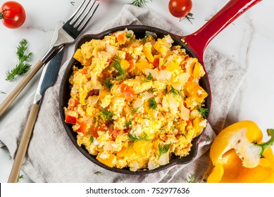 Мексиканские рецепты пищи, Револьтильо де Huevos, Скрамблированные яйца a la Dominicana, в порциональной сковороде, на белом мраморном столе, копия пространства сверху