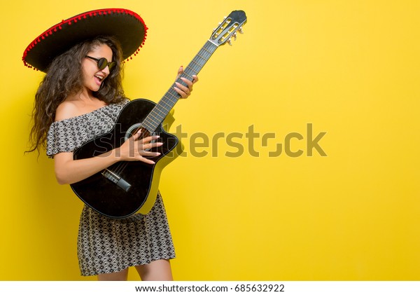 メキシコの女の子 メキシコの女の子 夏の女の子 黄色い背景に女の子 幸せな人 の写真素材 今すぐ編集