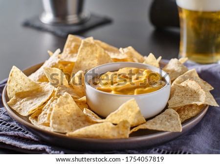 mexican hot queso cheese dip with corn tortilla chips on plate Foto stock © 