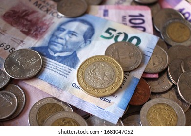 mexican money algon with american dollars cents and pennies (billete de 500 y 1000 pesos, monedas de 10 y 5 pesos mexicanos) pesos vs dollar