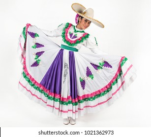 Mexican regional dancing dress
This charming dancer is wearing a picturesque dress used in the state of Aguascalientes in Mexico. 