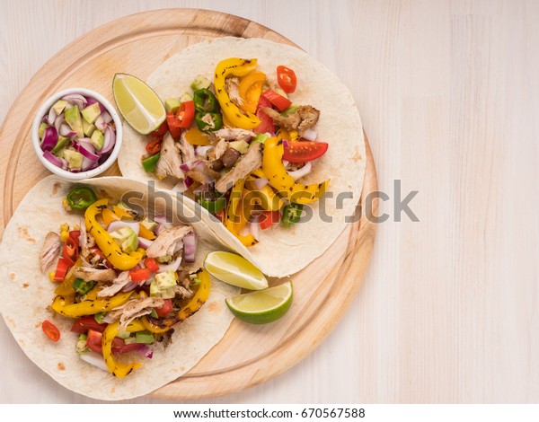 素朴な木の白いテーブルの背景にピタの上にメキシコのタコスと野菜サラダ 肉 コショウ トウモロコシ 伝統的な食べ物を作る 上部の平面図 オーバーヘッド の写真素材 今すぐ編集