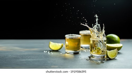 Tequila mexicana con cal y sal sobre fondo de piedra. bebida de lujo concepto. Bebida alcohólica. Movimientos congelados, gotas en salpicaduras líquidas bebida nacional mexicana. espacio para texto.