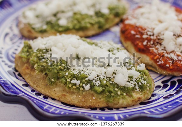 メキシコの伝統的な食べ物 緑と赤のソースを持つメキシコのタラコヨ の写真素材 今すぐ編集