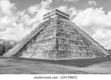 YUCATÁN, MEXICO - 21 April 2022: El Castillo At Chichén Itzá Which Is A Ruined Ancient Maya City In Mexico