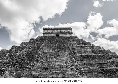 YUCATÁN, MEXICO - 21 April 2022: El Castillo At Chichén Itzá Which Is A Ruined Ancient Maya City In Mexico