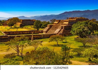 México. Sitio Arqueológico de Monte Alban (Patrimonio de la Humanidad de la UNESCO). Edificios en el lado oeste de la Grand Plaza - Sistema IV (Edificio K) en primer plano