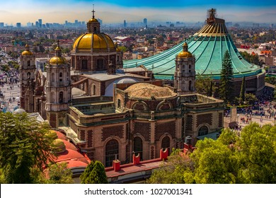 Mexiko. Basilika unserer Dame von Guadalupe. Die alte und die neue Basilika (rechts), das Stadtbild von Mexiko City auf der anderen Seite