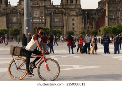 Mexico City, Mexico – August 15, 2021: People And Street Vendors Out On The Streets As Covid Measures Go Less Strict In The City Outdoors