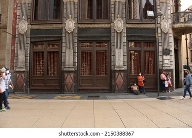 Mexico City, Mexico – August 15, 2021: People And Street Vendors Out On The Streets As Covid Measures Go Less Strict In The City Outdoors