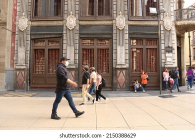 Mexico City, Mexico – August 15, 2021: People And Street Vendors Out On The Streets As Covid Measures Go Less Strict In The City Outdoors