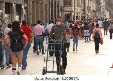 Mexico City, Mexico – August 15, 2021: People And Street Vendors Out On The Streets As Covid Measures Go Less Strict In The City Outdoors