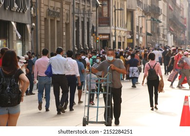 Mexico City, Mexico – August 15, 2021: People And Street Vendors Out On The Streets As Covid Measures Go Less Strict In The City Outdoors