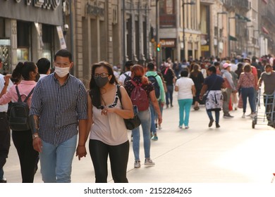 Mexico City, Mexico – August 15, 2021: People And Street Vendors Out On The Streets As Covid Measures Go Less Strict In The City Outdoors