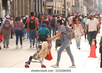 Mexico City, Mexico – August 15, 2021: People And Street Vendors Out On The Streets As Covid Measures Go Less Strict In The City Outdoors