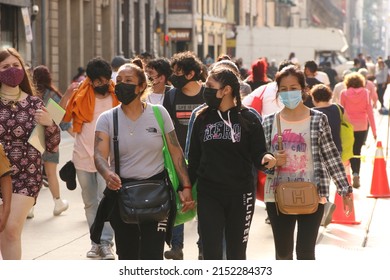 Mexico City, Mexico – August 15, 2021: People And Street Vendors Out On The Streets As Covid Measures Go Less Strict In The City Outdoors