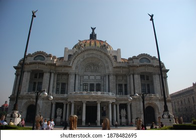 Mexico City - May 25 2010: The Statues On The Building Of The Modern Art Museum Of Mexico. 