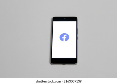 Mexico City, Mexico - May 7 2022: Facebook Mexico Is Testing That Users Of The Social Network Pay For Exclusive Access To Material Or Conversations Within New Subgroups.
