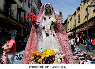 Mexico City, Mexico - October 18, 2021: An Image Of Our Lady Of The Holy Death Or La Santa Muerte, A Mexican Female Deity, Is Seen In A Shopping Commercial Street Of Downtown CDMX.