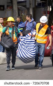 Mexico City, Mexico - September 23th 2017: People Carrying Some Belongings From Their Damaged Apartment After The Earthquake In Mexico City