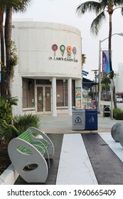 Miami Beach, FL, USA: April 2021:  Dylan's Candy Bar Exterior On Lincoln Road Mall. 