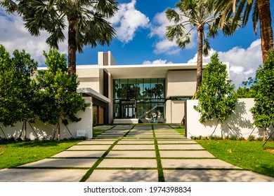 Miami Beach, FL, USA - May 15, 2021: Photo Of An Upscale Single Family Home In Miami Beach On The Venetian Islands