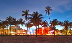 Miami Beach, Florida Hotel E Ristoranti Al Tramonto Su Ocean Drive, Meta Famosa In Tutto Il Mondo Per La Sua Vita Notturna, Il Bel Tempo E Le Spiagge Incontaminate