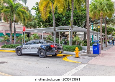 Miami Beach, USA - January 18, 2021: Famous Lincoln Road Shopping Street With People On Winter Day And Police Car Parked Safety Patrol