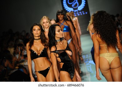 Miami Beach Fl July 23 Models Stock Photo (Edit Now) 690614755