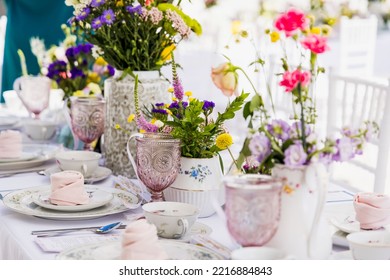 Miami, FL - Oct 15 2022 - A Table Is Elegantly Prepared For A Local Event Featuring Flowers, Fine China And Color Coordination. 