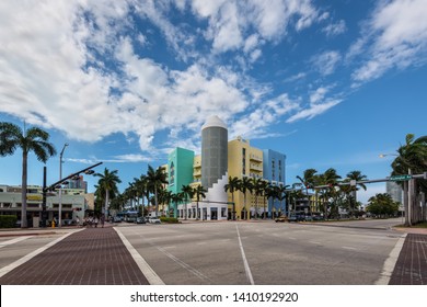 Miami, FL, USA - April 19, 2019: Street Life And Architecture Of Miami. Lobster Bar Sea Grille At The Intersection Of The 5 Street And Washington Ave At Miami, Florida, United States.