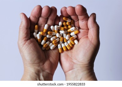 Miami, FL, USA: April 2021: Hand With Pills Of Omeprazole Medication For Treatment Of GERD Peptic Ulcer And Zollinger Ellison Syndrome. Used To Treat Stomach And Esophagus Problems Like Acid Reflux.