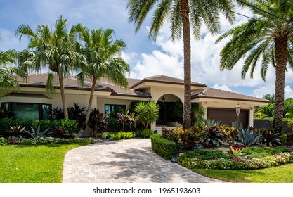 MIAMI, FL, USA - APRIL 29, 2021: Photo Series Of Single Family Homes In Eastern Shores Neighborhood Subdivision Of Miami Florida USA