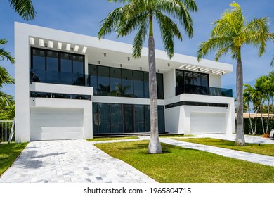 MIAMI, FL, USA - APRIL 29, 2021: Photo Series Of Single Family Homes In Eastern Shores Neighborhood Subdivision Of Miami Florida USA