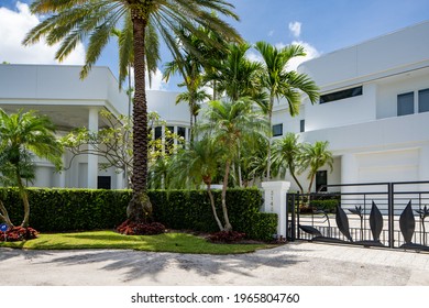 MIAMI, FL, USA - APRIL 29, 2021: Photo Series Of Single Family Homes In Eastern Shores Neighborhood Subdivision Of Miami Florida USA