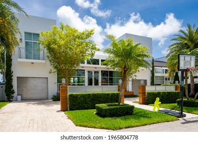 MIAMI, FL, USA - APRIL 29, 2021: Photo Series Of Single Family Homes In Eastern Shores Neighborhood Subdivision Of Miami Florida USA