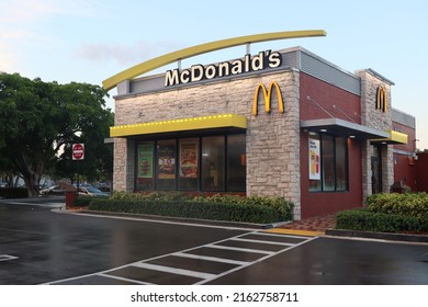 Miami Florida Usa 05292022 Exterior Mcdonalds Stock Photo 2162758711 