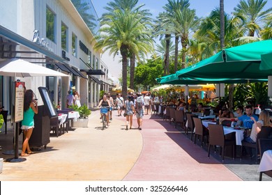 MIAMI,USA - AUGUST 8,2015: Lincoln Road, A Tourist Landmark And Shopping Boulevard In Miami Beach