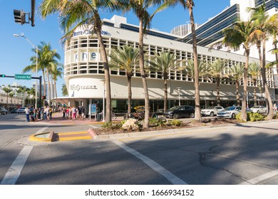 Miami,USA-march 15,2018:people Stroll In The Famous Streets Of Miami During A Sunny Day